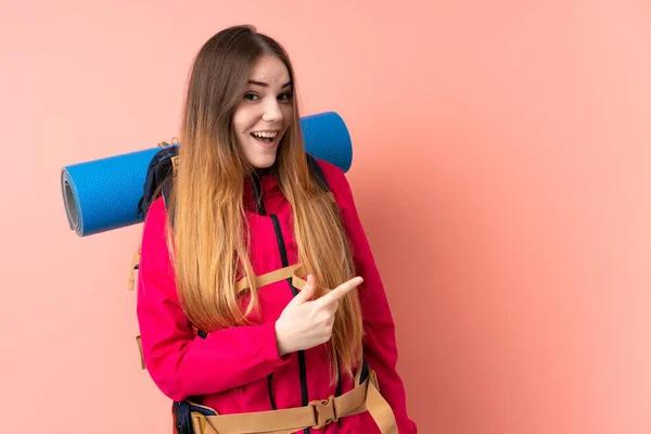 Joven Montañista Con Una Gran Mochila Aislada Sobre Fondo Rosa —  Fotos de Stock