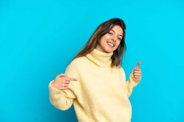 Jonge Kaukasische Vrouw Geïsoleerd Blauwe Achtergrond Trots Zelfvoldaan — Stockfoto