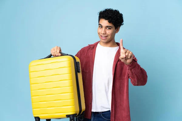 Mladý Venezuelský Muž Izolován Modrém Pozadí Dovolené Cestovním Kufříkem Počítání — Stock fotografie