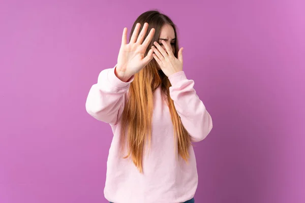 Mulher Branca Jovem Isolado Fundo Roxo Nervoso Esticando Mãos Para — Fotografia de Stock