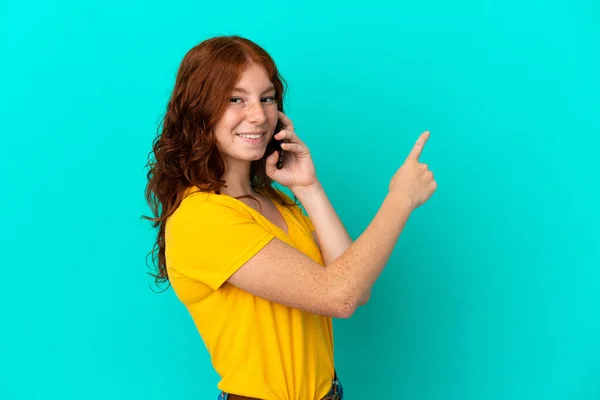Adolescente Donna Rossastra Utilizzando Telefono Cellulare Isolato Sfondo Blu Che — Foto Stock