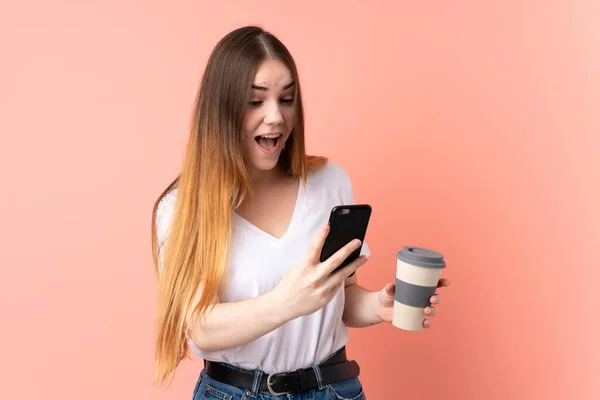 Mulher Caucasiana Jovem Isolado Fundo Rosa Segurando Café Para Levar — Fotografia de Stock