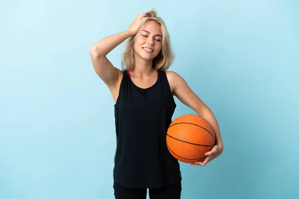 Jong Russisch Vrouw Spelen Basketbal Geïsoleerd Blauwe Achtergrond Lachen — Stockfoto
