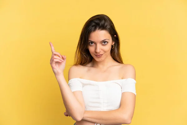 Joven Mujer Caucásica Aislada Sobre Fondo Amarillo Feliz Señalando Hacia — Foto de Stock