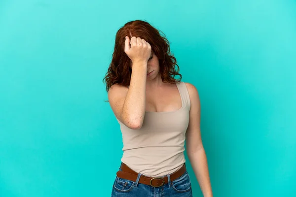 Genç Kızılımsı Kadın Mavi Arka Planda Başağrısı Ile Izole Edilmiş — Stok fotoğraf