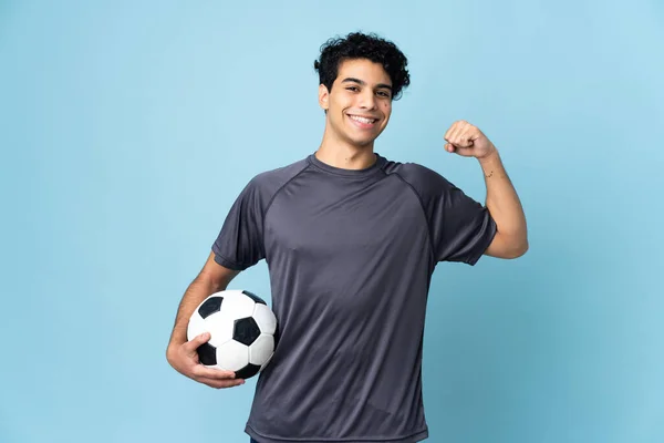 Venezolano Futbolista Hombre Sobre Aislado Fondo Haciendo Fuerte Gesto —  Fotos de Stock