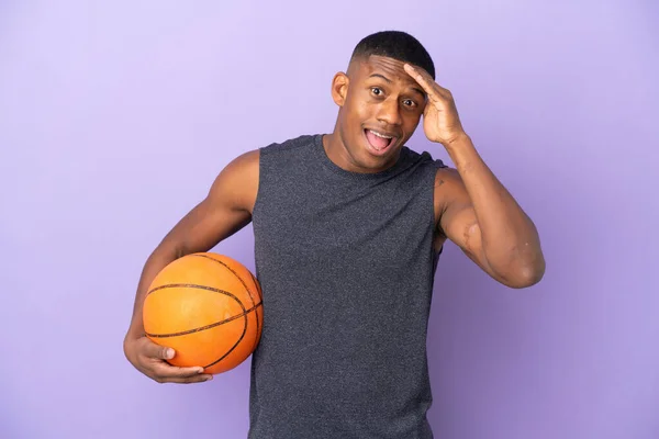 年轻的篮球选手 背景紫色 表情令人惊讶 — 图库照片