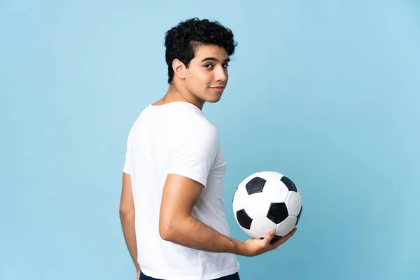 Молодий Венесуельський Чоловік Ізольований Синьому Тлі Футбольним Ячем — стокове фото