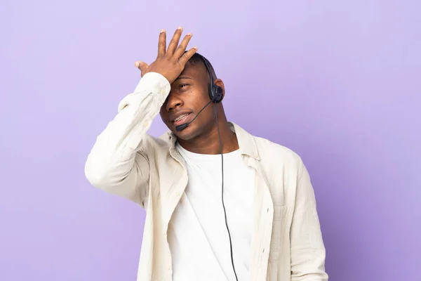 Telemarketer Latino Homem Trabalhando Com Fone Ouvido Isolado Fundo Roxo — Fotografia de Stock