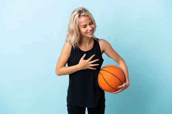 Wanita Muda Rusia Bermain Basket Terisolasi Latar Belakang Biru Tersenyum — Stok Foto