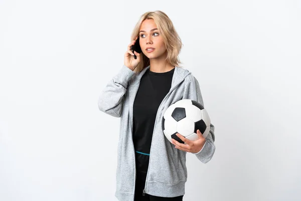Jovem Mulher Russa Jogando Futebol Isolado Fundo Branco Mantendo Uma — Fotografia de Stock
