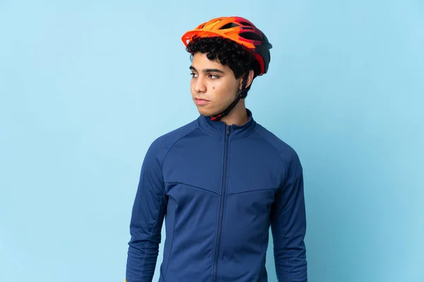 Venezolano Ciclista Aislado Sobre Fondo Azul Mirando Lado — Foto de Stock
