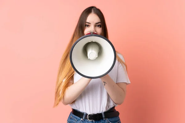 Jonge Kaukasische Vrouw Geïsoleerd Roze Achtergrond Schreeuwen Door Een Megafoon — Stockfoto