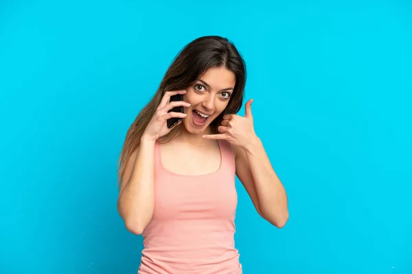 Giovane Donna Caucasica Utilizzando Telefono Cellulare Isolato Sfondo Blu Fare — Foto Stock