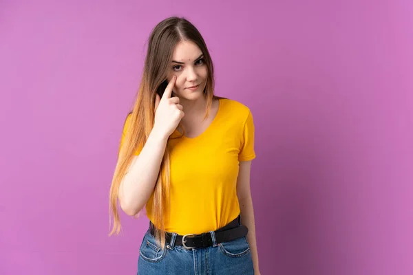 Jonge Kaukasische Vrouw Geïsoleerd Paarse Achtergrond Tonen Iets — Stockfoto