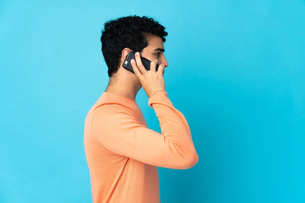 Venezolaner Isoliert Auf Blauem Hintergrund Und Hält Ein Gespräch Mit — Stockfoto