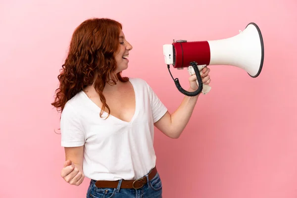 Tiener Roodachtige Vrouw Geïsoleerd Roze Achtergrond Schreeuwen Door Een Megafoon — Stockfoto