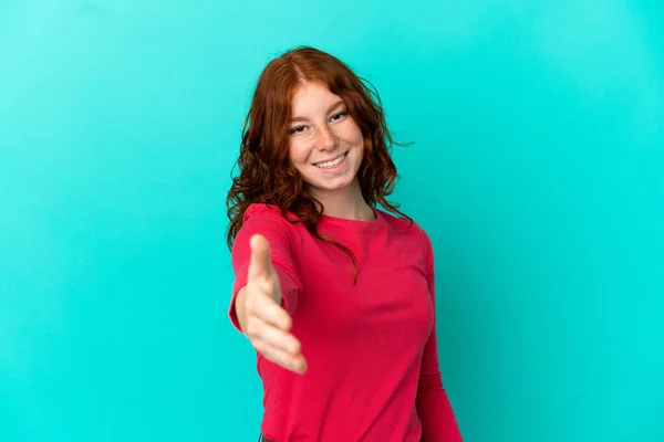 Teenager Reddish Woman Isolated Blue Background Shaking Hands Closing Good — Stock Photo, Image