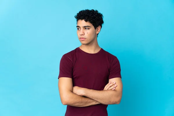 Genç Venezuelalı Adam Mavi Arka Planda Izole Edilmiş Kollarını Çapraz — Stok fotoğraf