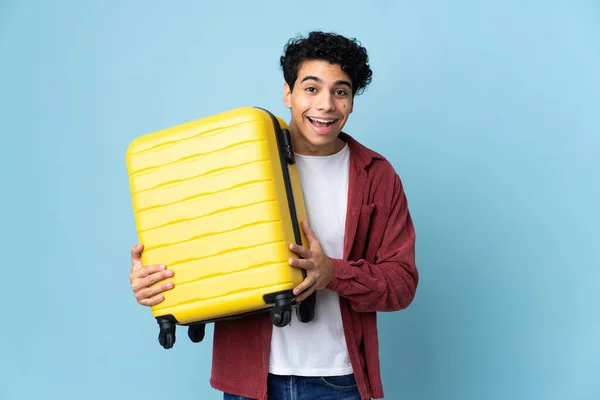 Jovem Venezuelano Isolado Fundo Azul Férias Com Mala Viagem Surpreso — Fotografia de Stock