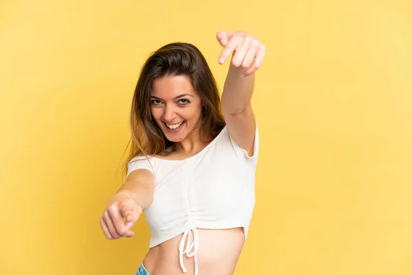 Mujer Joven Caucásica Aislada Sobre Fondo Amarillo Apuntando Frente Con — Foto de Stock