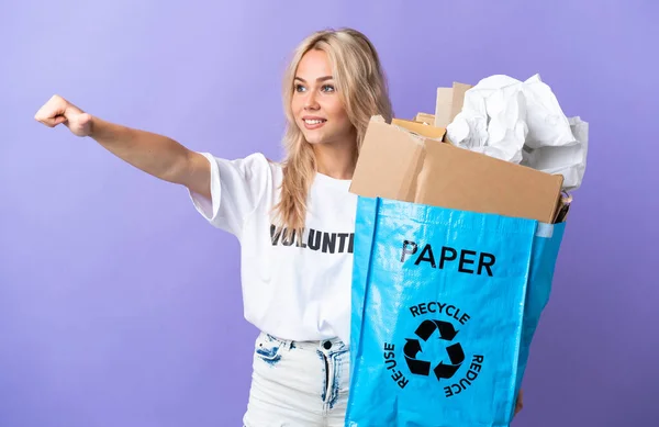 Junge Russische Frau Hält Eine Recyclingtüte Voller Papier Zum Recyceln — Stockfoto