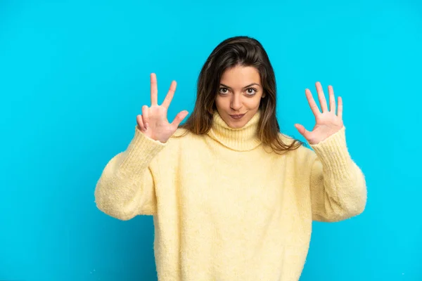 Mujer Joven Caucásica Aislada Sobre Fondo Azul Contando Ocho Con — Foto de Stock