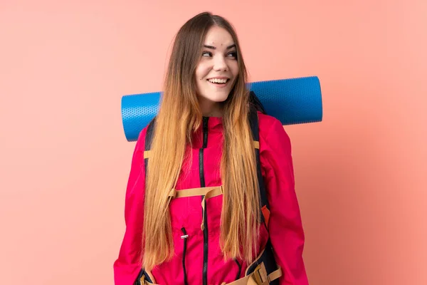 Joven Montañista Con Una Gran Mochila Aislada Sobre Fondo Rosa — Foto de Stock