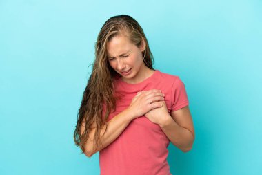 Mavi arka planda izole edilmiş beyaz bir kadın. Kalbinde ağrı var.