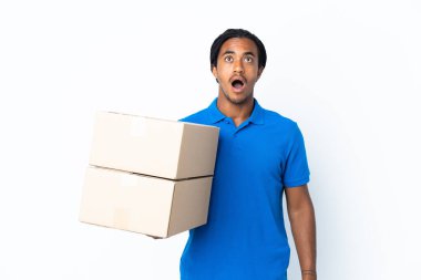 Beyaz arka planda izole edilmiş örgülü Afro-Amerikan adam yukarı bakıyor ve şaşırmış bir ifadeyle