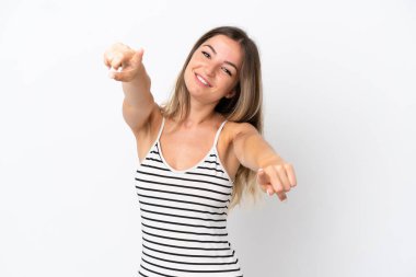 Genç Romen kadını beyaz arka planda izole edilmiş, mutlu bir ifadeyle öne bakıyor