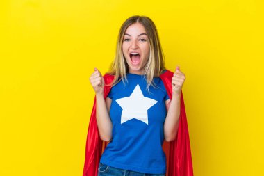 Süper Kahraman Romen kadın sarı arka planda zaferi kutluyor