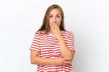 Beyaz arka planda izole genç beyaz kadın şaşırmış ve şok olmuştu.