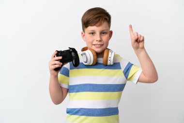 Beyaz arka planda izole edilmiş bir oyun sahası tutan kızıl saçlı çocuk harika bir fikri işaret ediyor.