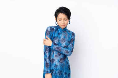 Kısa saçlı genç Vietnamlı kadın geleneksel bir elbise giyiyor izole edilmiş beyaz arka plan gülüyor.