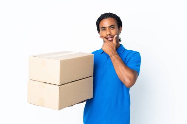 Beyaz arka planda örülü, mutlu ve gülümseyen Afrikalı Amerikalı bir adam.