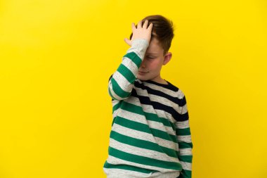 Sarı arka planda izole edilmiş küçük kızıl çocuk bir şey fark etti ve çözümü arıyor.