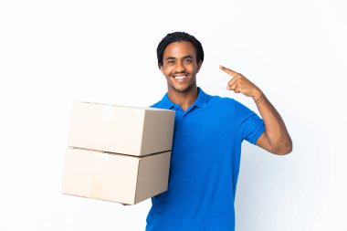 Beyaz arka planda örülü Afro-Amerikan bir adam baş parmak hareketi yapıyor.