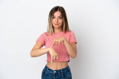 Genç Romen kadın beyaz arka planda izole edilmiş geç kalma jesti yapıyor