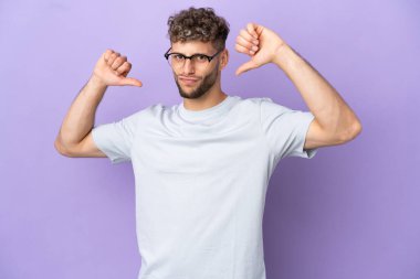 Mor arka planda izole edilmiş beyaz bir adam gururlu ve kendini beğenmiş.