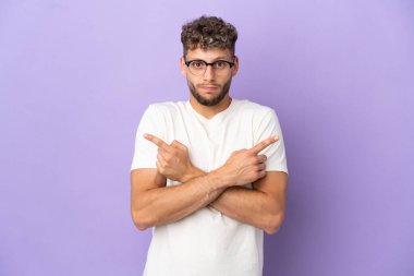 Mor arka planda izole edilmiş beyaz adam, yandakilerin şüpheleri olduğunu gösteriyor.