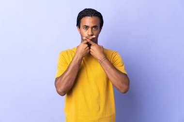 Örgülü genç Afrikalı Amerikalı adam mor arka planda izole edilmiş sessizlik işareti gösteriyor.