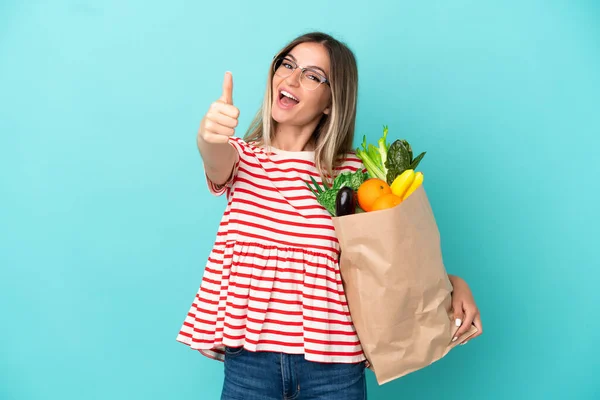 Giovane Donna Che Tiene Una Borsa Della Spesa Isolato Sfondo — Foto Stock