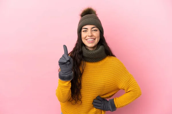 Jovem Caucasiana Com Chapéu Inverno Isolado Fundo Roxo Mostrando Levantando — Fotografia de Stock