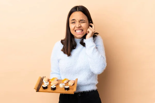 Junge Brünette Frau Mit Gemischter Rasse Hält Frustriert Sushi Über — Stockfoto