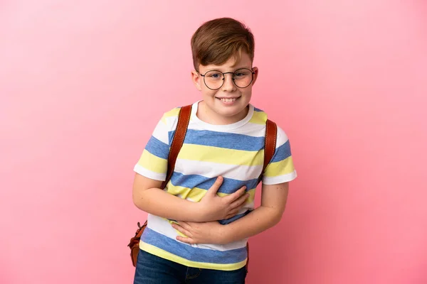 Kleine Roodharige Blanke Jongen Geïsoleerd Roze Achtergrond Glimlachen Veel — Stockfoto