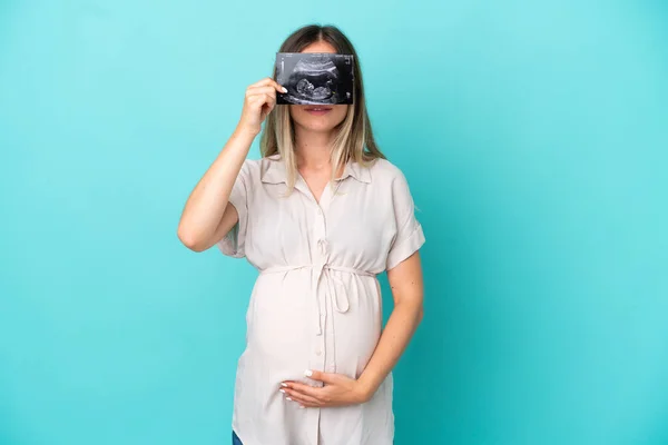 Mladá Rumunská Žena Izolované Modrém Pozadí Těhotná Držení Ultrazvuk — Stock fotografie