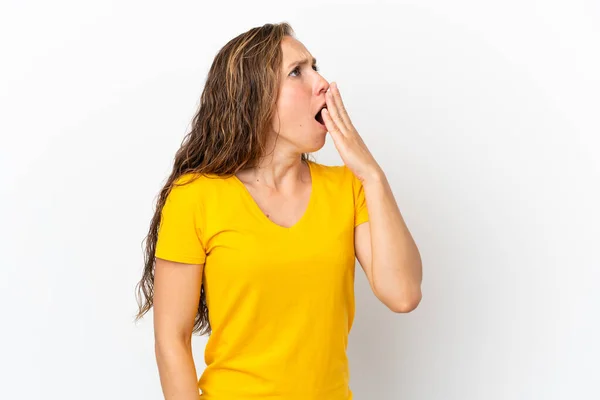 Jonge Blanke Vrouw Geïsoleerd Witte Achtergrond Geeuwen Het Bedekken Van — Stockfoto