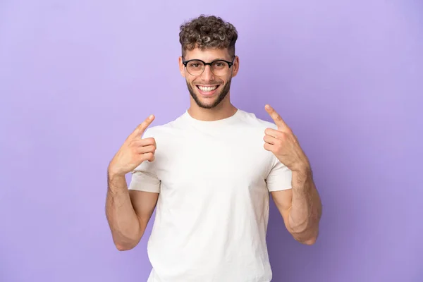 Lieferung Kaukasischen Mann Isoliert Auf Lila Hintergrund Gibt Einen Daumen — Stockfoto