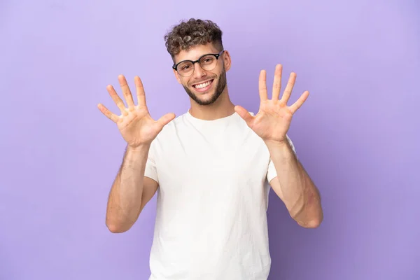 Leverans Kaukasisk Man Isolerad Lila Bakgrund Räkna Tio Med Fingrar — Stockfoto